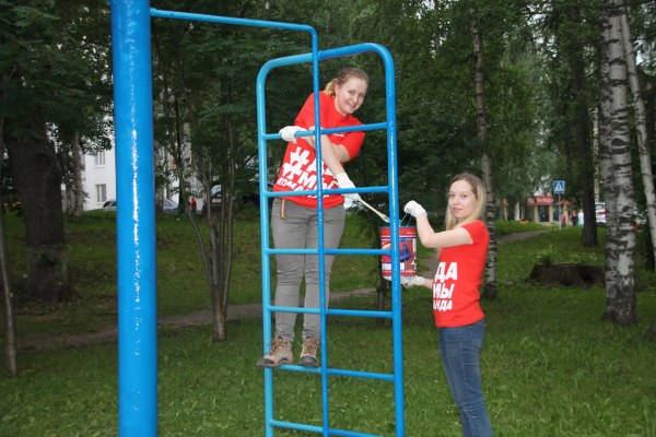 Команда «Молодежки ОНФ» привела в порядок баскетбольную площадку в Сыктывкаре