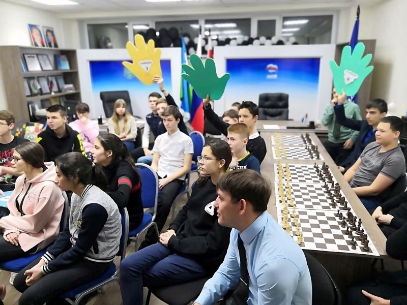 ​В Югре 25-летие Конституции отметили викториной и шахматным турниром