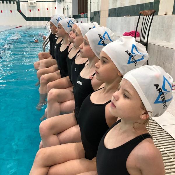 В Москве открылась школа синхронного плавания Artistic sport для детей от 4 лет.