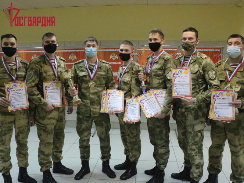 Военнослужащие Росгвардии из Ангарска приняли участие в соревнованиях по зимнему офицерскому троеборью