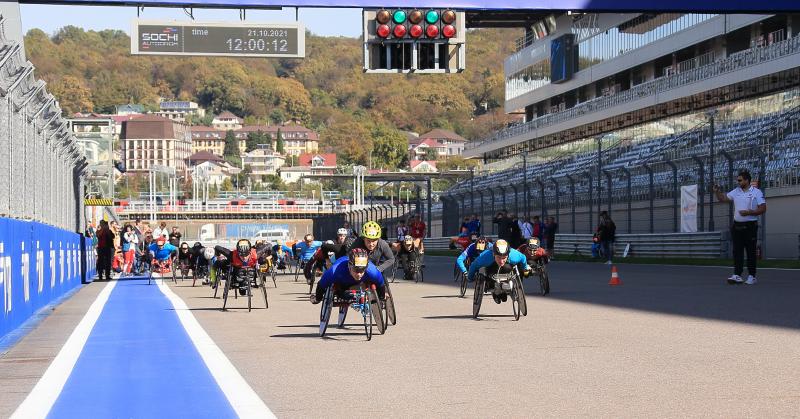 На трассе «Сочи Автодром» финишировал VII Международный полумарафон на спортивных колясках Рецепт-Спорт