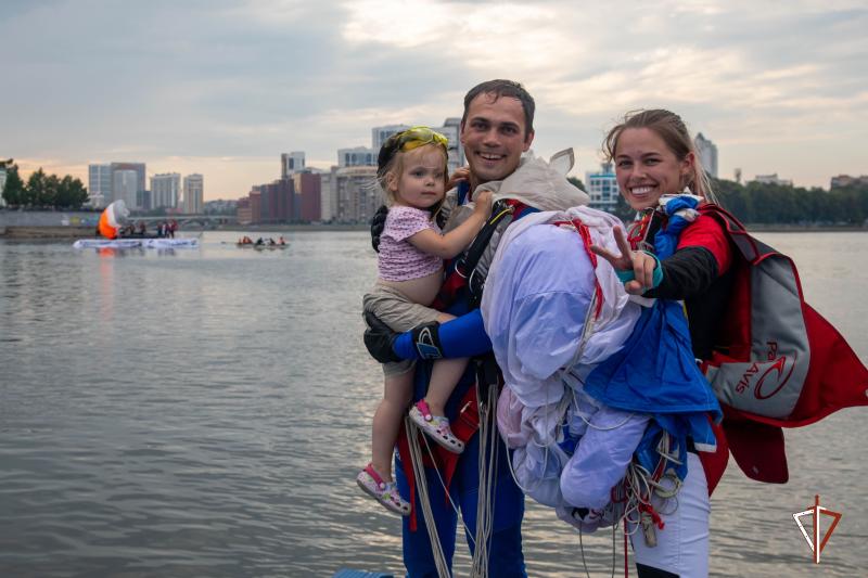 Семья сотрудников Росгвардии в эфире утреннего ТВ-шоу рассказала об увлечении парашютным спортом