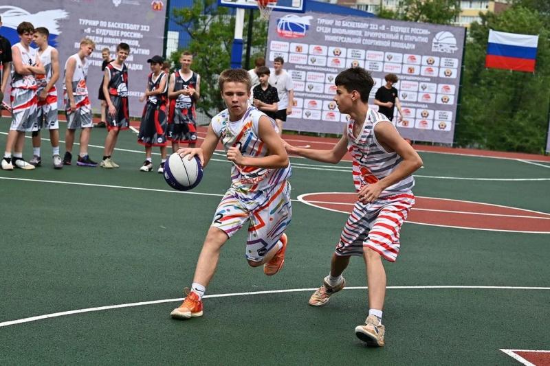 Силами  совместного проекта Школьной баскетбольной лиги «КЭС-БАСКЕТ» и Народного фронта в Луганске была открыта многофункциональная спортивная площадка.